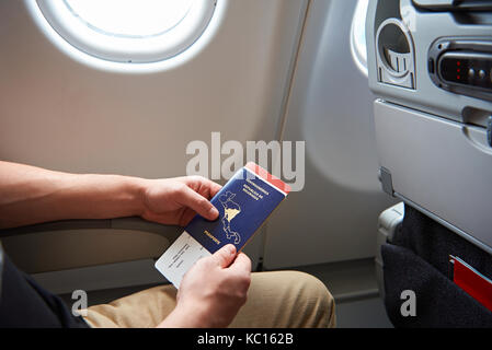 Maintenez l'homme passeport et billet d'airplane président Banque D'Images