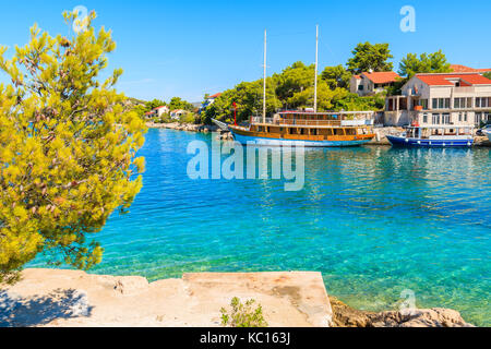 Bateau à voile touristique l'ancre dans la baie magnifique avec la mer turquoise de l'eau dans le port, la Dalmatie, Razanj Croatie Banque D'Images