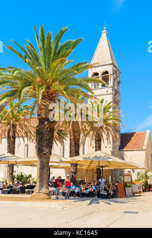 TROGIR, CROATIE - SEP 6, 2017 : tour de l'église avec palmier en vieille ville de Trogir, en Dalmatie, Croatie. Banque D'Images