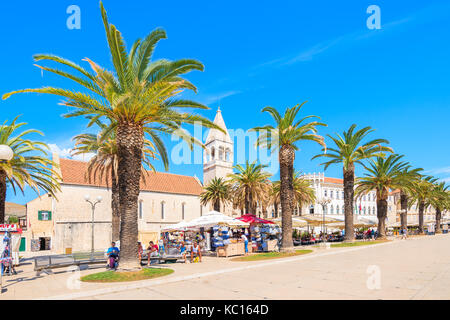 TROGIR, CROATIE - SEP 6, 2017 : construction de l'église sur la promenade côtière de palmiers dans la vieille ville de Trogir, en Dalmatie, Croatie. Banque D'Images