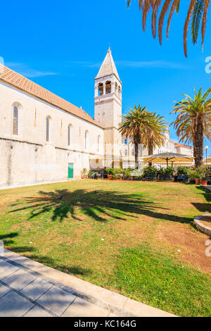 Bâtiment de l'église avec des palmiers dans la vieille ville de Trogir, en Dalmatie, Croatie Banque D'Images
