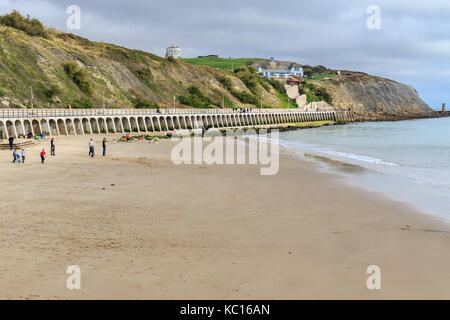 Les gens sur la plage, vue de Folkestone Sunny Sands du port du bras. Kent England UK Banque D'Images