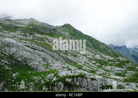 Des formations de roche calcaire au-dessus du refuge de la vogealle, tour des dents blanches, alpes Banque D'Images