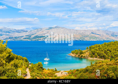 Vue de la baie Lovrecina avec bateaux à voile sur la mer bleue, l'île de Brac, Croatie Banque D'Images