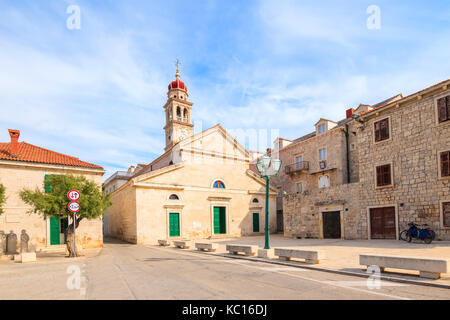 Belle église dans la ville de Supetar, île de Brac, Croatie Banque D'Images