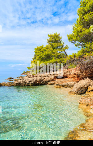 Cadre idyllique plage isolée sur la côte de l'île de Brac, Croatie, près de la ville de Bol Banque D'Images