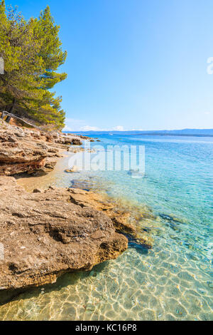 Belle plage sur la côte de l'île de Brac, Croatie, près de la ville de bol Banque D'Images