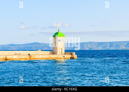 Port de Bol, Croatie - Sep 9, 2017 : entrée de port de bol de pleine mer, île de Brac, Croatie. Banque D'Images