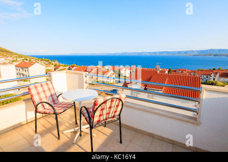 La ville de Bol, Croatie - Sep 9, 2017 : deux chaises avec une table sur la terrasse de l'appartement de vacances dans la ville de Bol, Île de Brac, Croatie. Cette île a célèbre port Banque D'Images