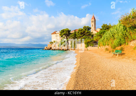 Vagues sur plage avec célèbre monastère dominicain de la ville de Bol, Île de Brac, Croatie Banque D'Images