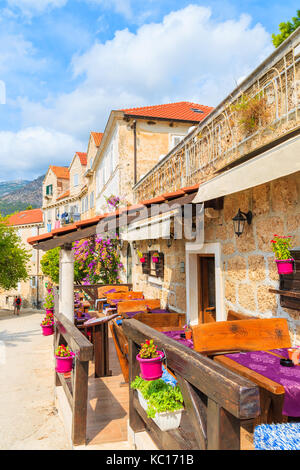 Restaurant local traditionnel dans la vieille ville de Supetar, île de Brac, Croatie Banque D'Images