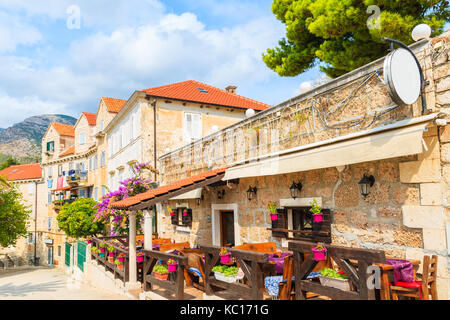 Restaurant local traditionnel dans la vieille ville de Supetar, île de Brac, Croatie Banque D'Images