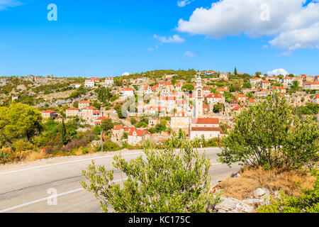 Route de lozisca village aux maisons colorées et l'église, île de Brac, Croatie Banque D'Images