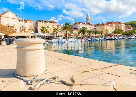 Pier à supetar port avec ses maisons colorées et bateaux, île de Brac, Croatie Banque D'Images