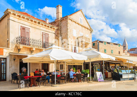 Port de Supetar, Croatie - Sep 12, 2017 : les gens manger dans restaurant à supetar port durant la fin de l'après-midi d'été, île de Brac, Croatie. Banque D'Images