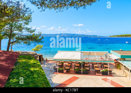 Restaurant sur la plage côtière dans bol près de Zlatni rat, l''île de Brac, Croatie Banque D'Images