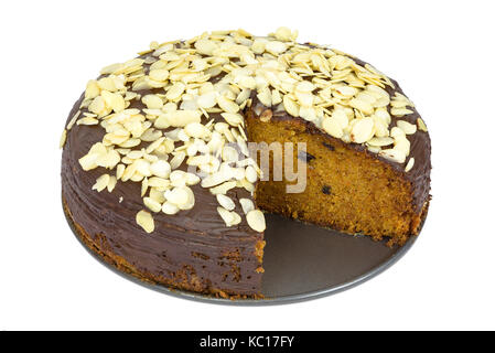 Gâteau aux carottes avec des flocons d'amandes isolé sur fond blanc avec clipping path Banque D'Images