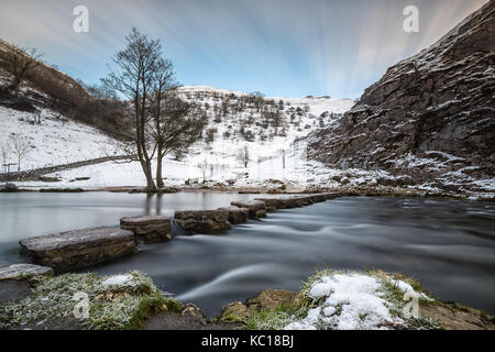 Dovedale Tremplin en neige de l'hiver au cours d'une longue exposition dans le Peak District, Derbyshire, Royaume-Uni Banque D'Images