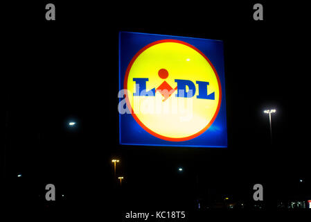 Lidl supermarché signer après la tombée de la nuit Banque D'Images