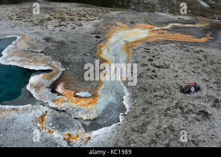 Une tache blanche montre clairement où l'eau coule d'un geyser active extérieure. Banque D'Images