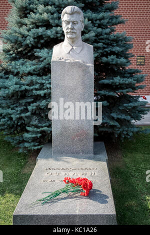 Pierre tombale et Tombe de Joseph Staline, ancien Secrétaire général de l'Union soviétique, du parti communiste à la nécropole du mur du Kremlin, Moscou, Russie Banque D'Images