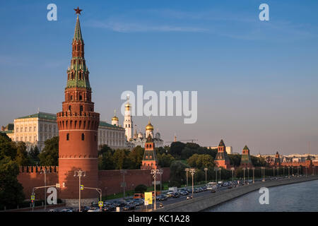 Cityscape view de Vodovzvodnaya Tower sur le côté ouest du sud du Kremlin, donnant sur la rivière de Moscou, Moscou, Russie. Banque D'Images