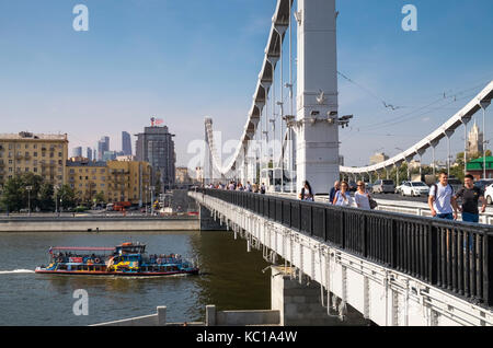 Les gens et les voitures traversant le pont de Crimée (Pont Krymsky) sur la rivière Moskva, à l'ouest en direction de nab Frunzenskaya, Moscou, Russie. Banque D'Images