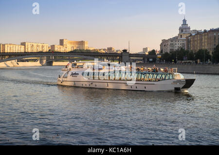 Croisière en bateau le long de la Moskva, avec pont de l'Avenue Kutuzovsky en arrière-plan, Moscou, Russie. Banque D'Images