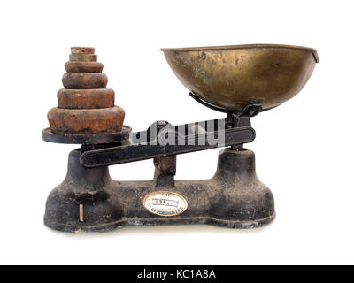 Ancienne balance de cuisine Salter, de Staffordshire, isolé sur blanc, 30 sept. Banque D'Images