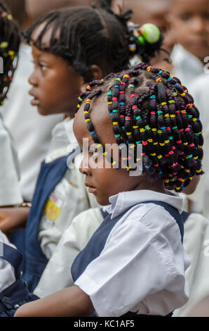 Jeune fille de l'école africaine avec joliment décorées de cheveux à la pre-school à Matadi, Congo, Afrique centrale Banque D'Images