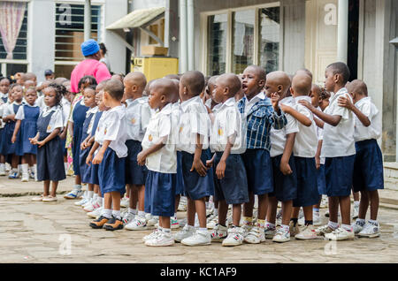Groupe de jeunes enfants d'Afrique préscolaire dansant et chantant dans la cour scolaire, Matadi, Congo, Afrique centrale Banque D'Images