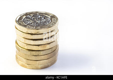 Pile de 2017 de nouvelles pièces d'une livre britannique Banque D'Images