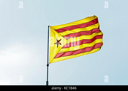 Drapeau jaune-rouge à l'étoile à cinq branches. 'Rouge' astalaza - le drapeau du mouvement socialiste de Catalogne (Espagne) Banque D'Images