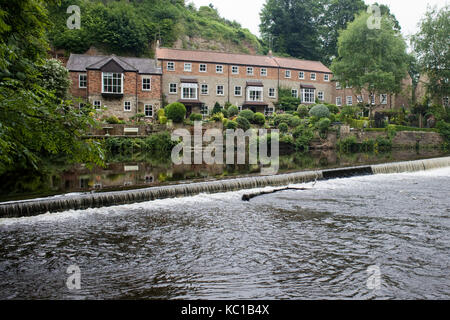 Maisons au bord de la rivière dans la ville de Knaresborough, Yorkshire Banque D'Images