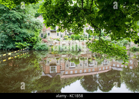 Maisons au bord de la rivière dans la ville de Knaresborough, Yorkshire Banque D'Images