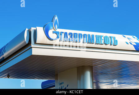 Région de Novgorod, Russie - le 17 août 2017 : l'emblème de la compagnie gazpromneft sur la station d'essence. gazpromneft est l'un des du pétrole et du gaz russe Banque D'Images