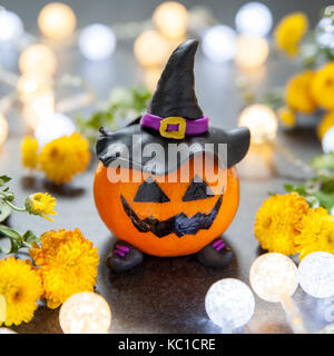 Citrouille halloween chapeau de sorcière noir avec mandarine Banque D'Images