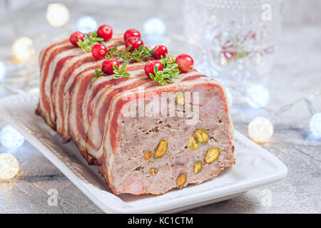 Terrine avec de la viande hachée, le jambon et les pistaches pour Noël Banque D'Images