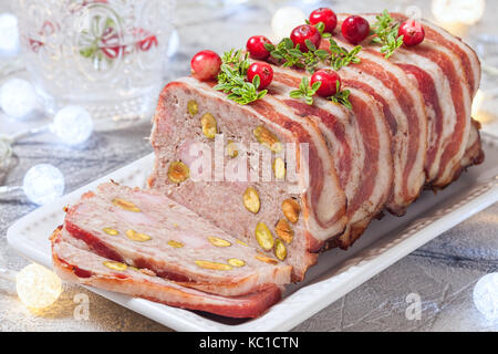 Terrine avec de la viande hachée, le jambon et les pistaches pour Noël Banque D'Images