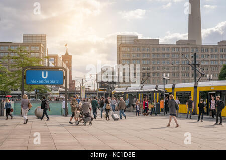 Berlin, Allemagne - circa 2017, juin : Beaucoup de gens marcher dans la rue en centre ville, à l'Alexanderplatz à Berlin, Allemagne. Banque D'Images