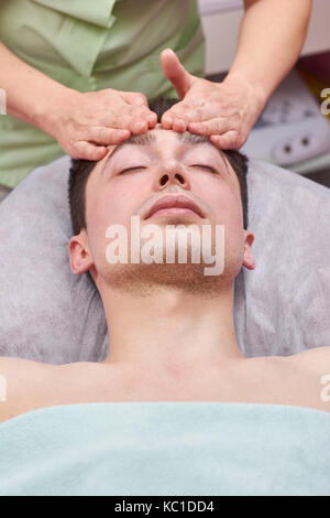 Bel homme se font face à massé. Banque D'Images