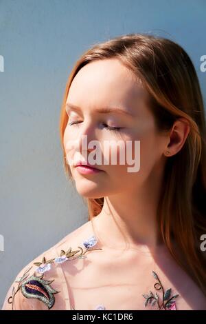 Portrait de belle jeune femme face à bien les yeux fermés Banque D'Images