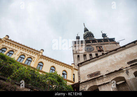 Sighisoara tour de l'horloge (turnul cu ceas) lors d'un après-midi d'automne nuageux. c'est l'entrée principale du château de Sighisoara, en Roumanie, le lieu de naissance de vlad t Banque D'Images