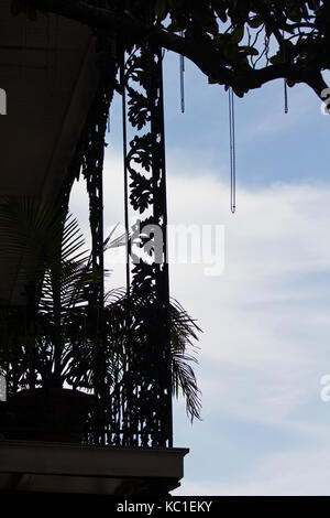 Balcon avec perles silhouetté contre le ciel dans le quartier français, la Nouvelle Orléans, Louisiane. Banque D'Images