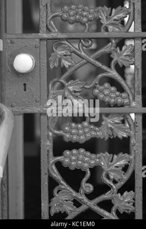 Vignes fers forgés sur une porte dans le quartier français, la Nouvelle Orléans, Louisiane. Banque D'Images