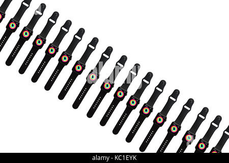 Regardez Apple série 2 (38mm avec de l'espace gris aluminium avec Black Sport Band) montrant les anneaux colorés de la remise en forme de l'activité de l'app tracker. Banque D'Images