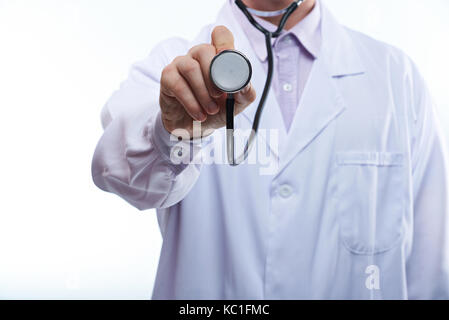Contrôle de médecin avec stéthoscope close-up isolé sur fond blanc Banque D'Images