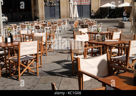 2017 septembre - tables de café vides Banque D'Images