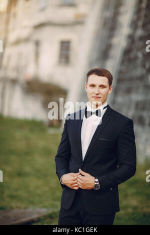 Groom dans un costume noir Banque D'Images