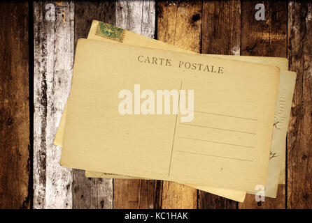 Cartes postales anciennes sur old wooden planks. L'inscription sur la carte - carte postale Carte postale - en français Banque D'Images